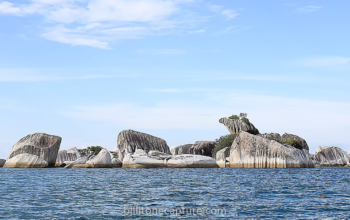 Pulau Batu Garuda dilihat dari pantai Tanjung Kelayang