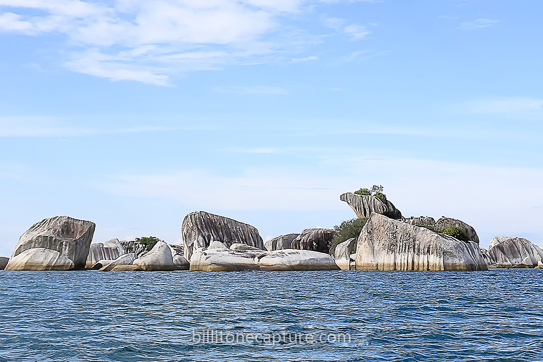 Pulau Batu Garuda dilihat dari pantai Tanjung Kelayang